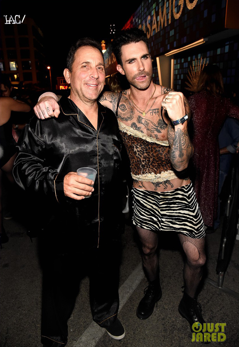 Dàn sao tưng bừng hóa trang mừng Halloween: Adam Levine giả gái, Kim hóa thành Cher siêu đẹp và sexy